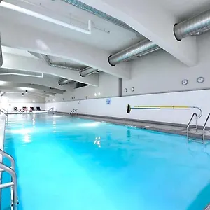 Apartment Downtown Water View Condo: Modern 2br With Ac And Parking, Vancouver